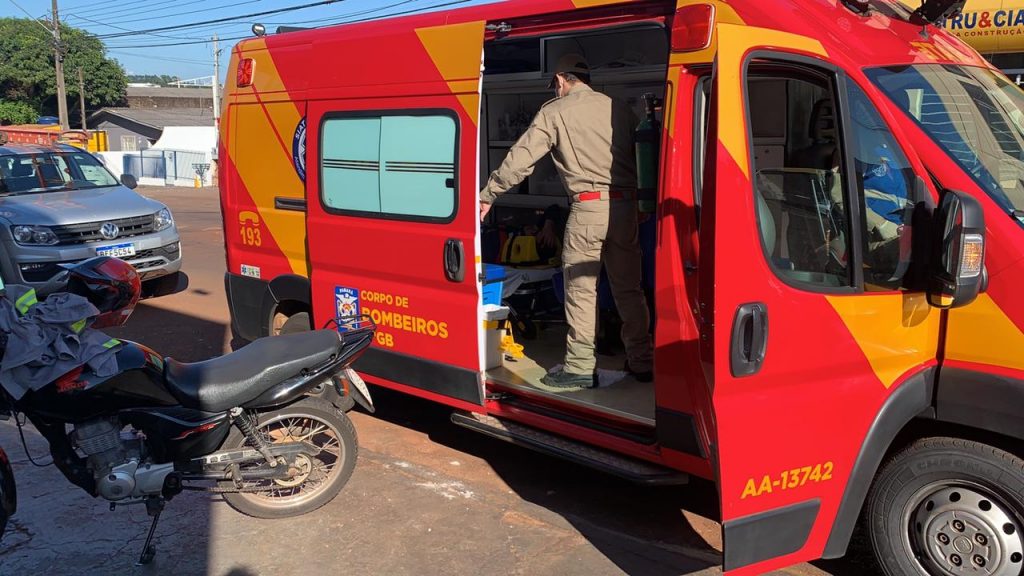 Jovem de 23 anos fica ferido em colisão entre duas motos na Rua Souza Naves, no Parque São Paulo Jovem de 23 anos fica ferido em colisão entre duas motos na Rua Souza Naves, no Parque São Paulo