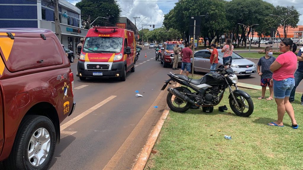 Homem de 37 anos fica gravemente ferido em colisão entre carro e moto na Av. Brasil Homem de 37 anos fica gravemente ferido em colisão entre carro e moto na Av. Brasil