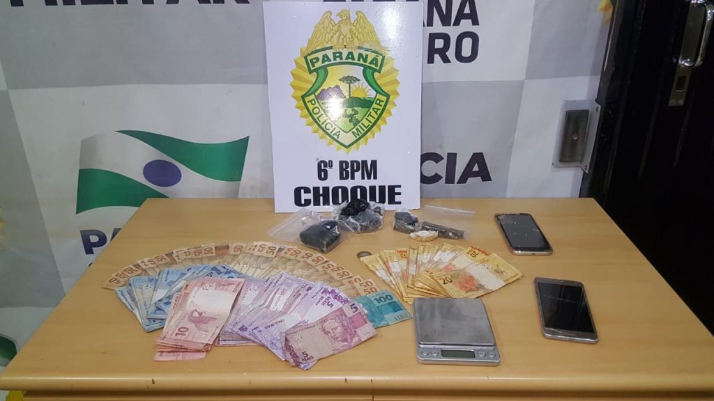 Dois são detidos pelo Choque com cocaína, crack e maconha no Periolo