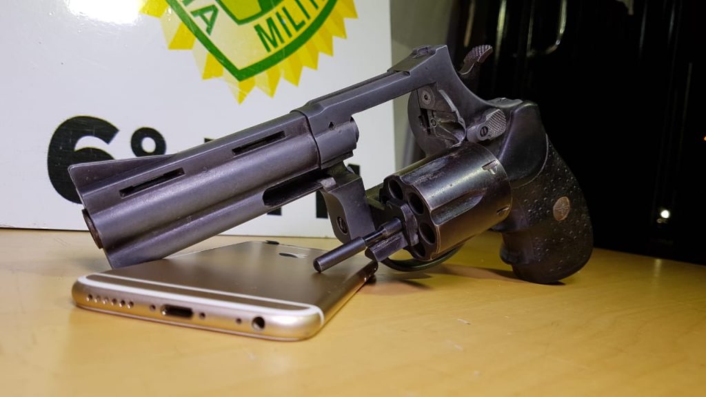Mais uma arma de fogo é tirada das ruas pela Polícia Militar; homem realiza disparos em via pública