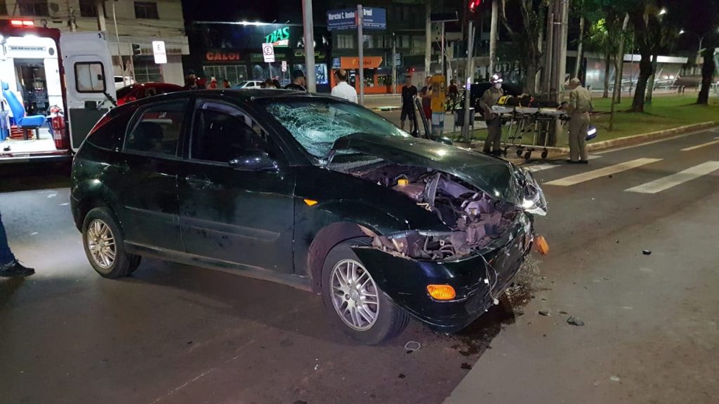 Focus e Gol colidem na Avenida Brasil, na esquina com a Rua Marechal Rondon