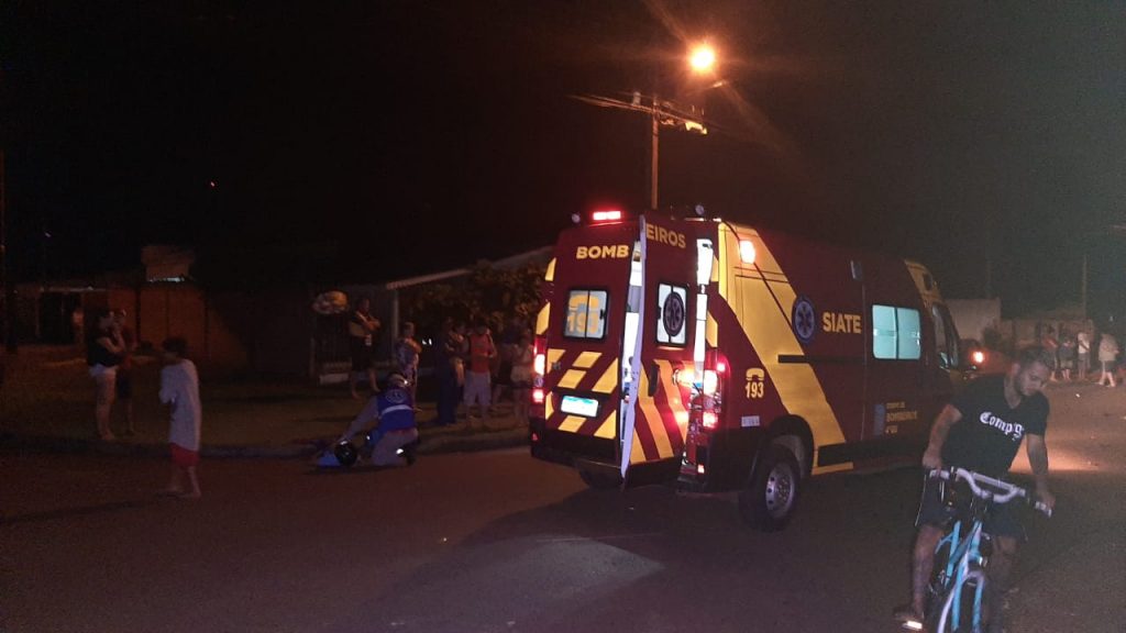 Jovens de 18 e 16 anos sofrem fraturas graves em acidente entre carro e moto no Cascavel Velho