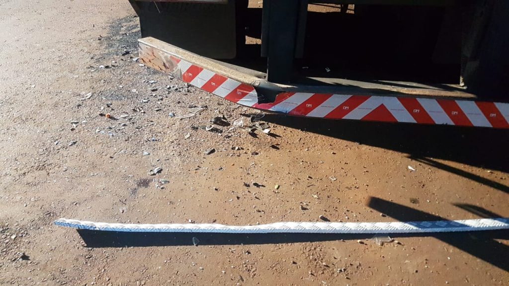 Veículo atinge a traseira de caminhão estacionado na Rua Tranquilo Noro, no Bairro Parque Verde