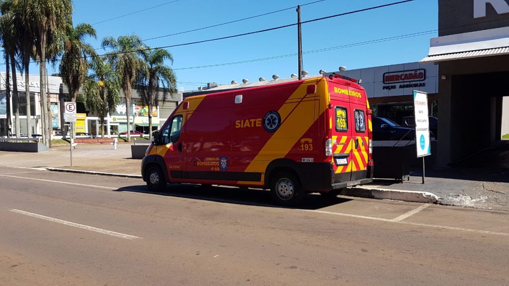 Trabalhadora sofre luxação no ombro após cair em estabelecimento na Avenida Brasil, no Centro