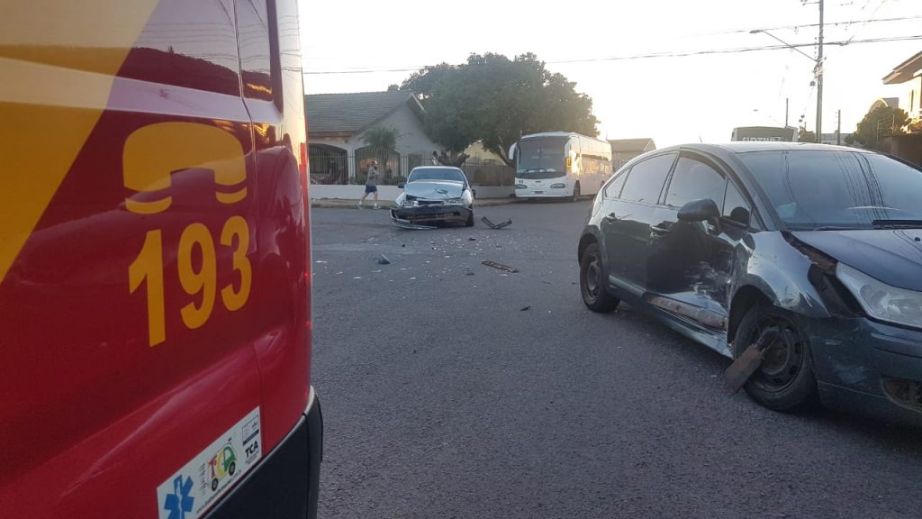 Motorista envolvido em acidente reclama de ônibus estacionados no Maria Luíza