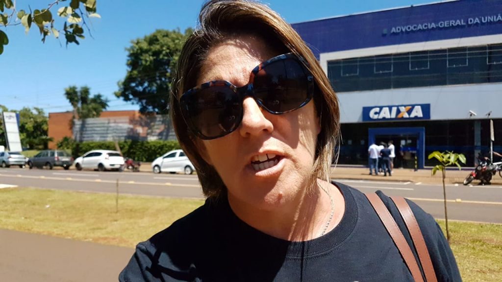 Mulher reclama de atendimento na Caixa Econômica Federal da Av. Tancredo Neves