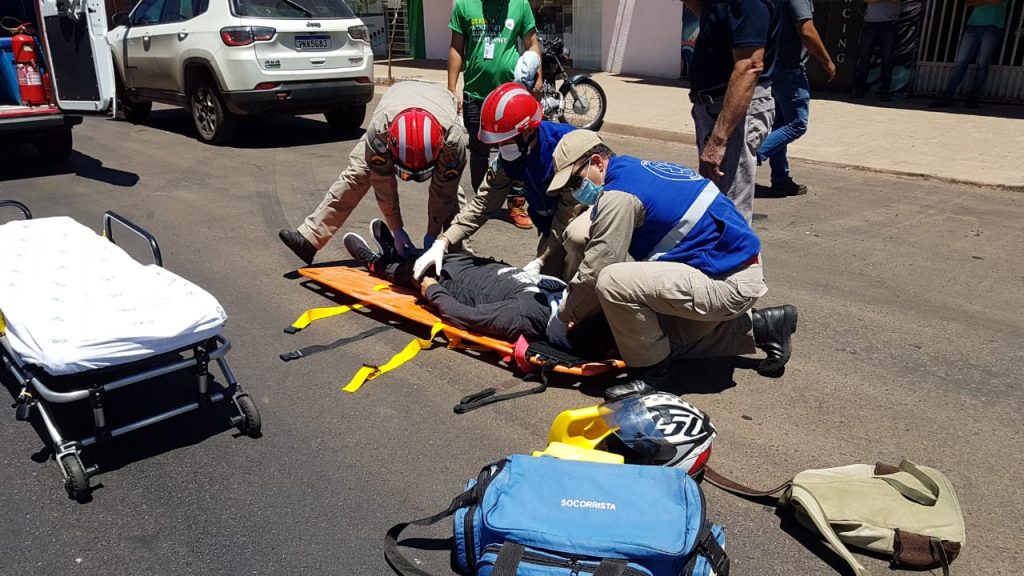 Mulher fica ferida em acidente de trânsito envolvendo carro e moto no Bairro Floresta Mulher fica ferida em acidente de trânsito envolvendo carro e moto no Bairro Floresta