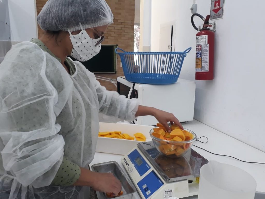 Aproveitamento de alimentos é tema de curso na Cozinha Social