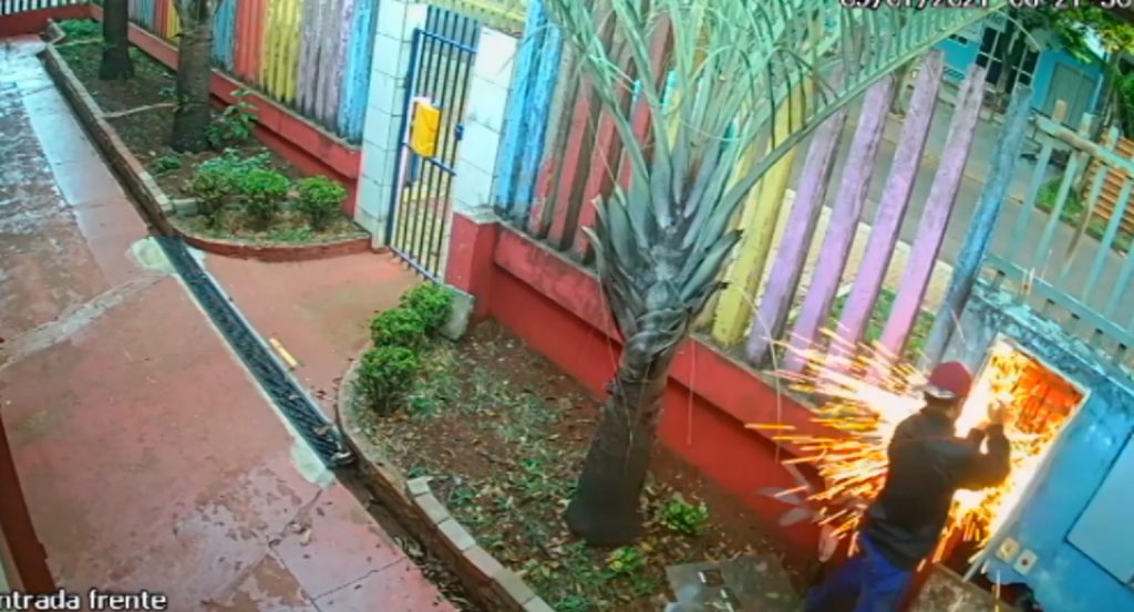 Imagens mostram primeiro furto em escola no Alto Alegre; no crime, ladrão quase levou um choque Imagens mostram primeiro furto em escola no Alto Alegre; no crime, ladrão quase levou um choque