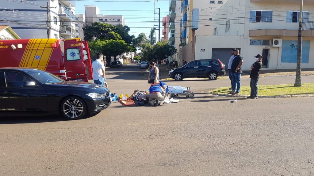 Garupa é deixado por mototaxista após acidente contra BMW na Avenida Brasil, no Bairro Coqueiral Garupa é deixado por mototaxista após acidente contra BMW na Avenida Brasil, no Bairro Coqueiral