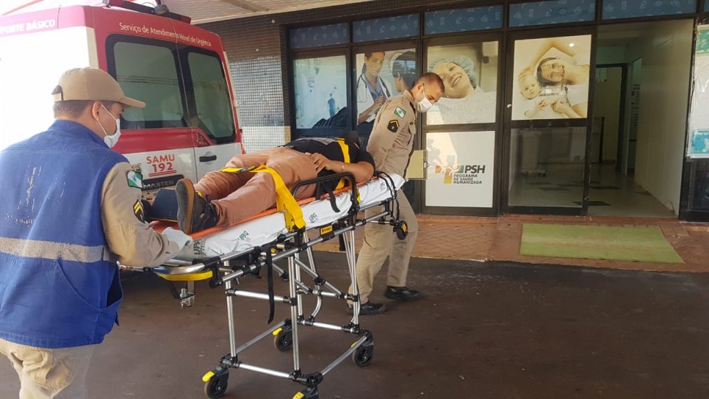 Homem fica ferido ao pisar em pedaço de ferro durante limpeza em pátio de escola, no Jardim Nova Cidade Homem fica ferido ao pisar em pedaço de ferro durante limpeza em pátio de escola, no Jardim Nova Cidade