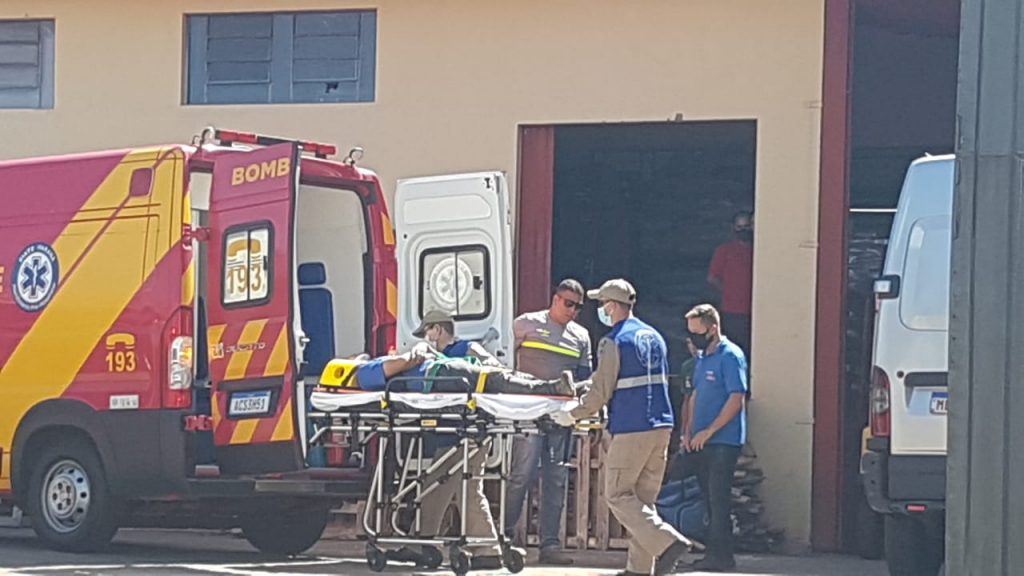 Trabalhador fica ferido ao sofrer queda de altura em empresa no Bairro Parque São Paulo Trabalhador fica ferido ao sofrer queda de altura em empresa no Bairro Parque São Paulo