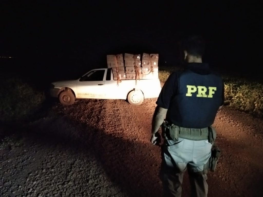 PRF apreende duas camionetes carregadas de cigarros em Guaíra PRF apreende duas camionetes carregadas de cigarros em Guaíra