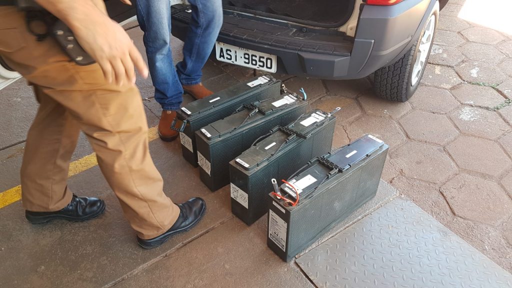 Baterias furtadas em torre de telefonia de Ibema são recuperadas pela PM no Bairro Santa Cruz Baterias furtadas em torre de telefonia de Ibema são recuperadas pela PM no Bairro Santa Cruz