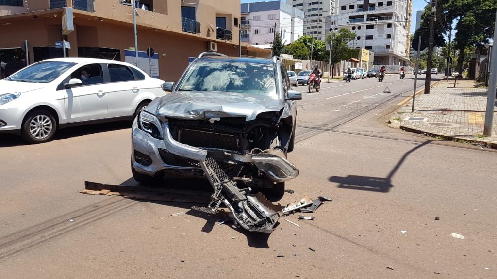Veículos batem em cruzamento controlado por semáforo, no Centro Veículos batem em cruzamento controlado por semáforo, no Centro