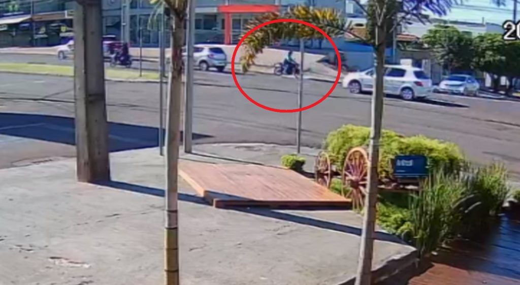 Mototaxista que abandonou cliente é flagrado transitando na contramão da Av. Brasil após o acidente Mototaxista que abandonou cliente é flagrado transitando na contramão da Av. Brasil após o acidente