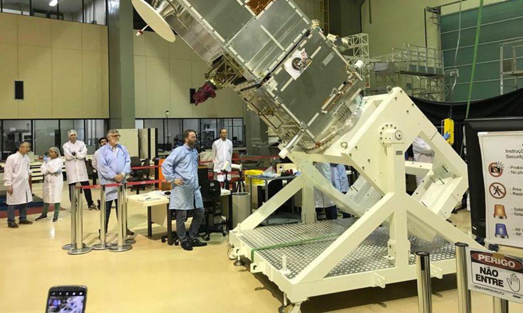 Produzido 100% no Brasil, satélite Amazonia-1 entrará em órbita dia 28 Produzido 100% no Brasil, satélite Amazonia-1 entrará em órbita dia 28