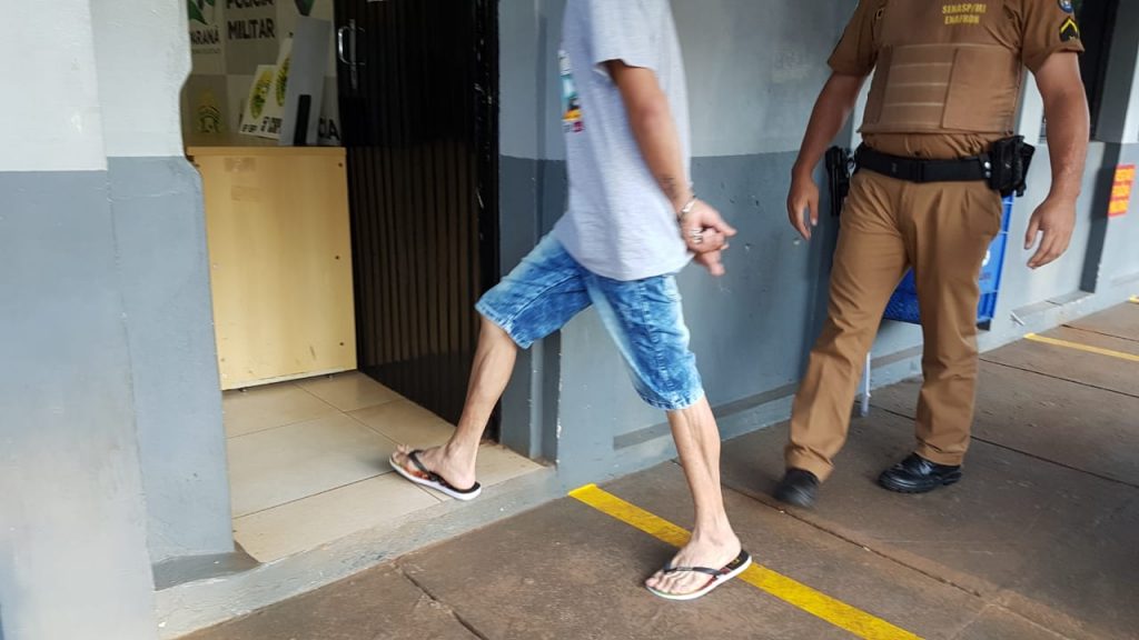 Homem com televisor furtado é preso pela PM no Bairro Santo Onofre