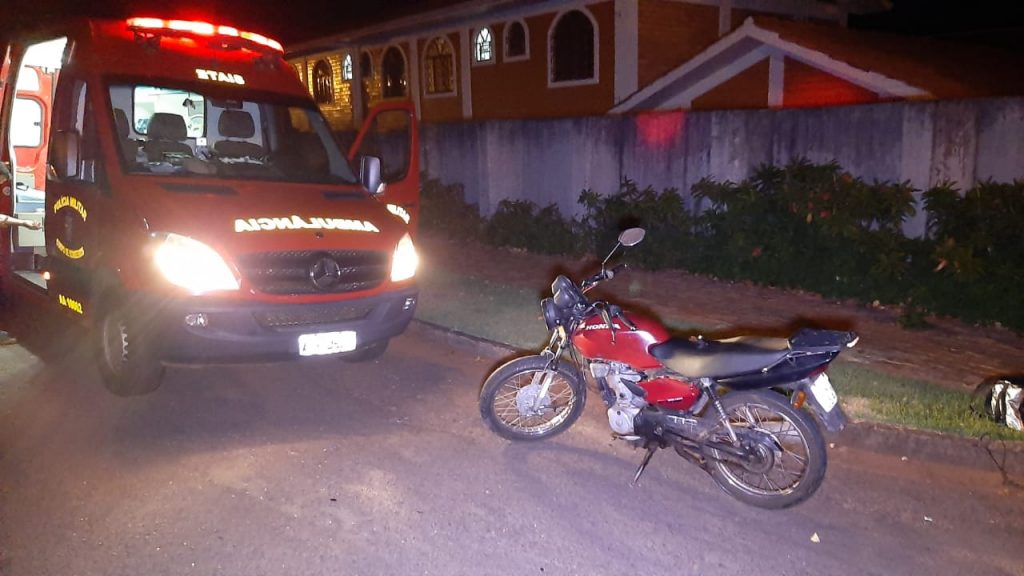 Motociclista fica ferido após acidente com veículo Gol na Rua Presidente Bernardes