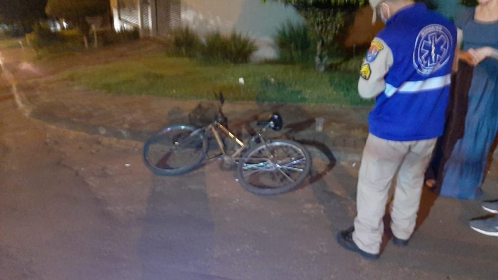 Rapaz de 20 anos sofre queda de bicicleta e fica ferido