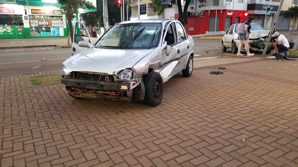 Acidente é registrado no ‘coração’ da Avenida Brasil