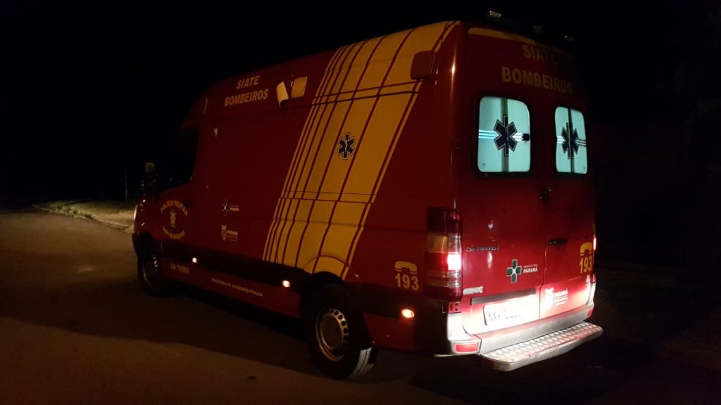Jovem de 23 anos fica ferido ao sofrer queda de moto na Rua Bororós, esquina com a Chopinzinho