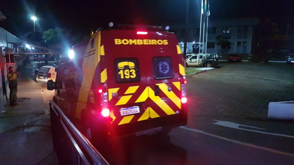 Homem contido por populares e detido pela PM com objetos furtados é atendido pelo Siate na delegacia