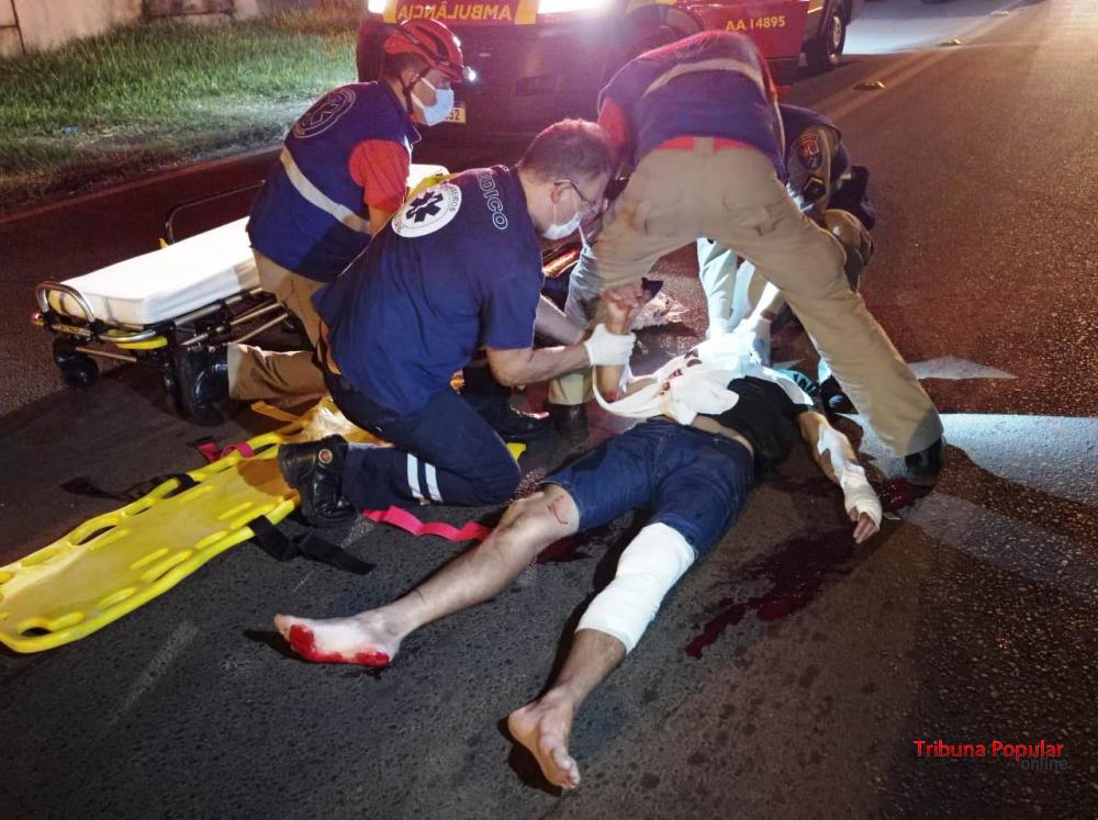 Motociclista fica gravemente ferido em colisão frontal perto do viaduto da JK, em Foz do Iguaçu Imagem referente a Motociclista fica gravemente ferido em colisão frontal perto do viaduto da JK, em Foz do Iguaçu