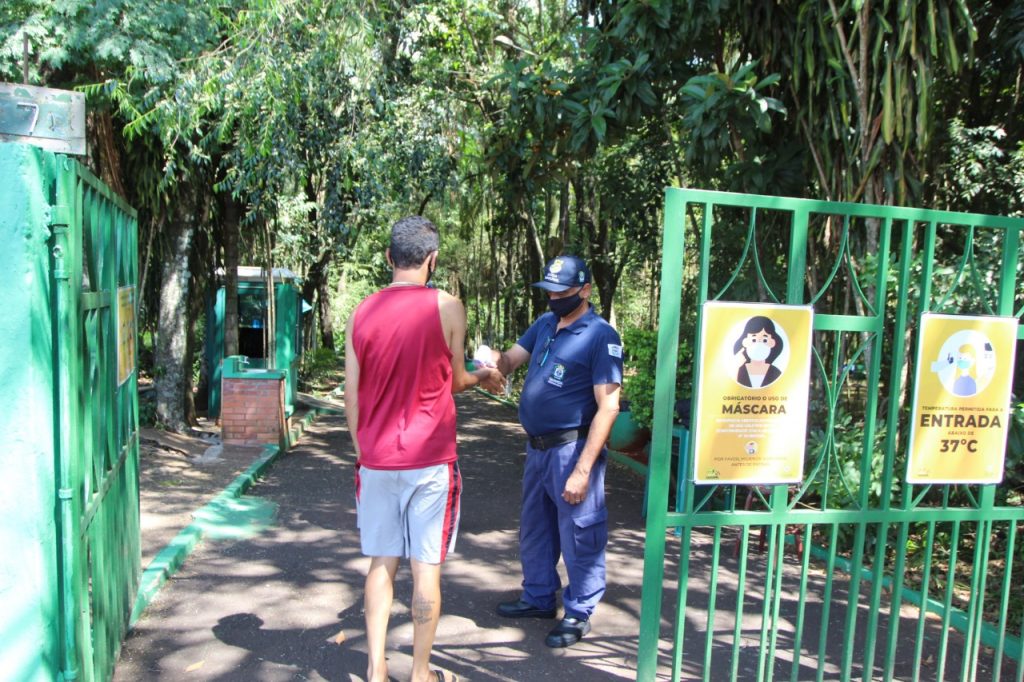 Zoo estará aberto no feriado, mas visitas precisam ser agendadas