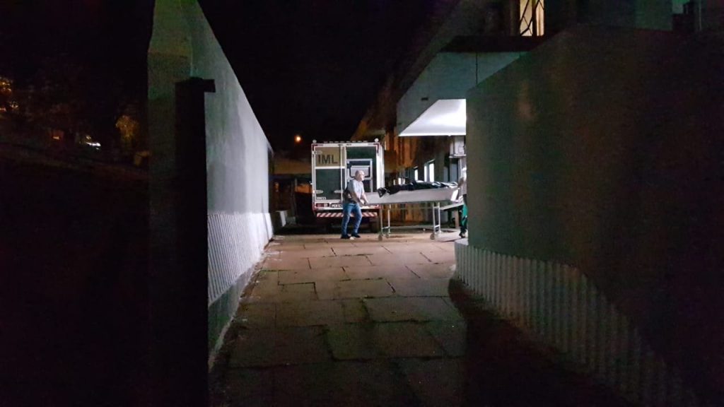 Corpo de homem encontrado morto em apartamento chega ao IML