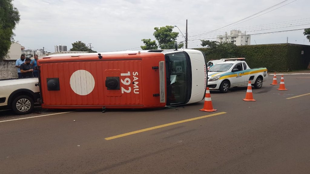 Ambulância tomba após acidente de trânsito na Rua Paraguai