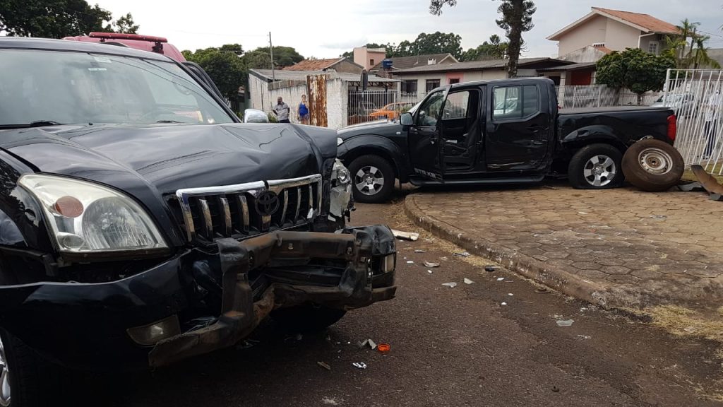 Forte colisão entre caminhonetes é registrada no Bairro Maria Luíza