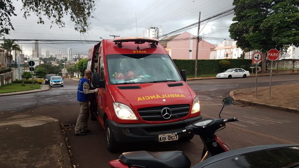 Dois ficam feridos após queda de moto na Rua Nereu Ramos, esquina com a Rua Natal