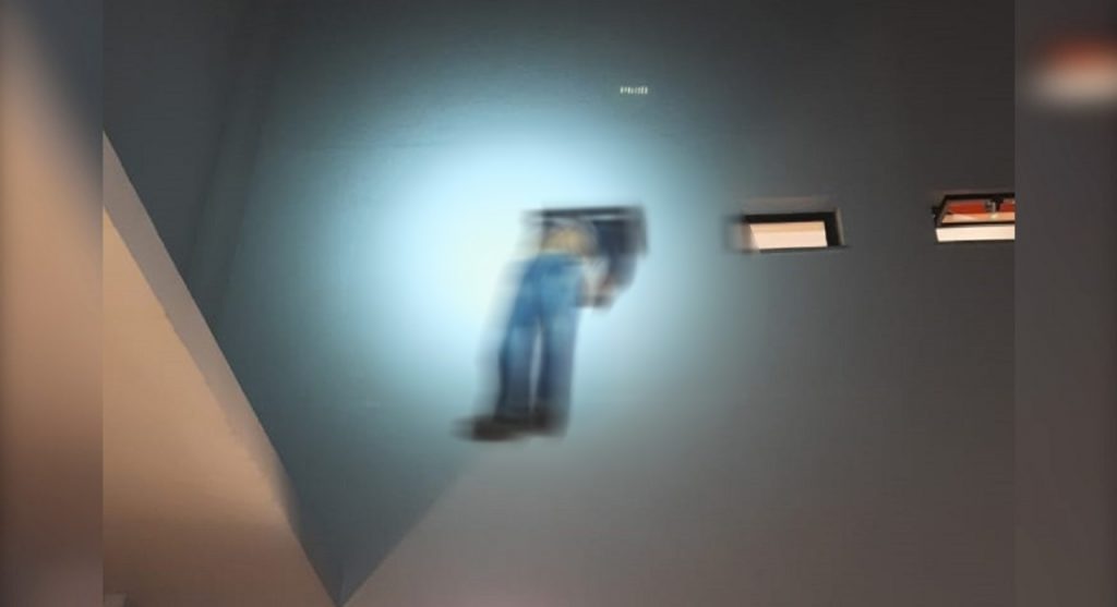 Foto mostra local por onde homem tentou sair de empresa no Centro e acabou preso pelo pescoço