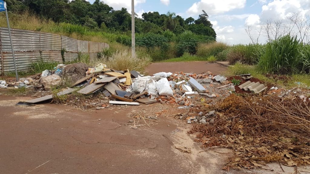 Fim de rua no Siena vira espaço para descarte irregular de lixo e entulhos
