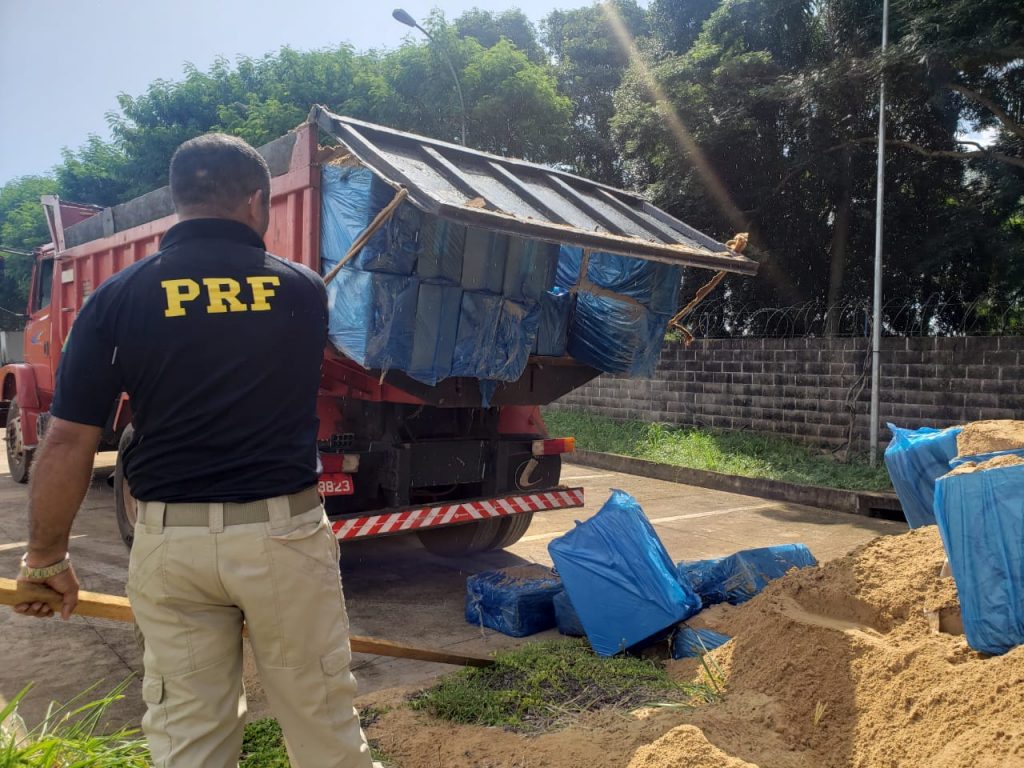 PRF apreende carga de cigarro escondida sob carga de areia em Guaíra