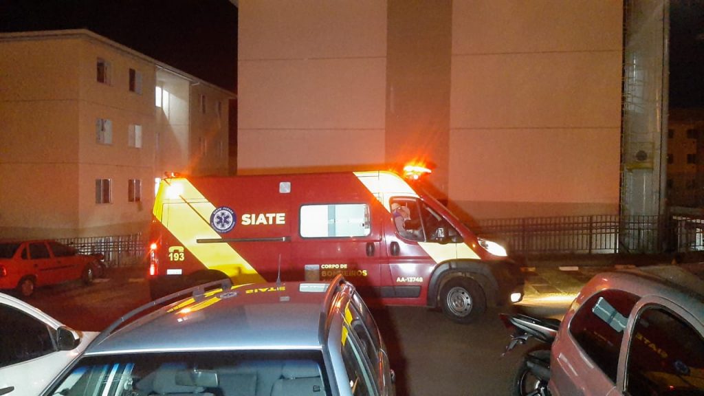 Mulher cai de escada em condomínio na Rua Fernando de Noronha no Bairro Riviera