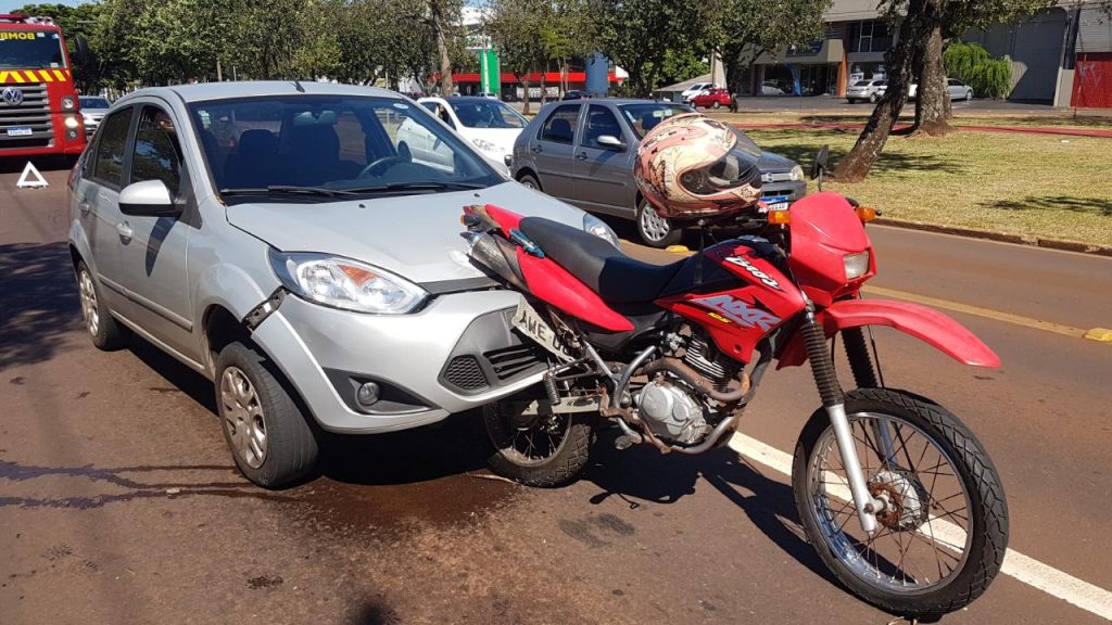 Moto fica presa em veículo após colisão de trânsito na Av. Tancredo Neves