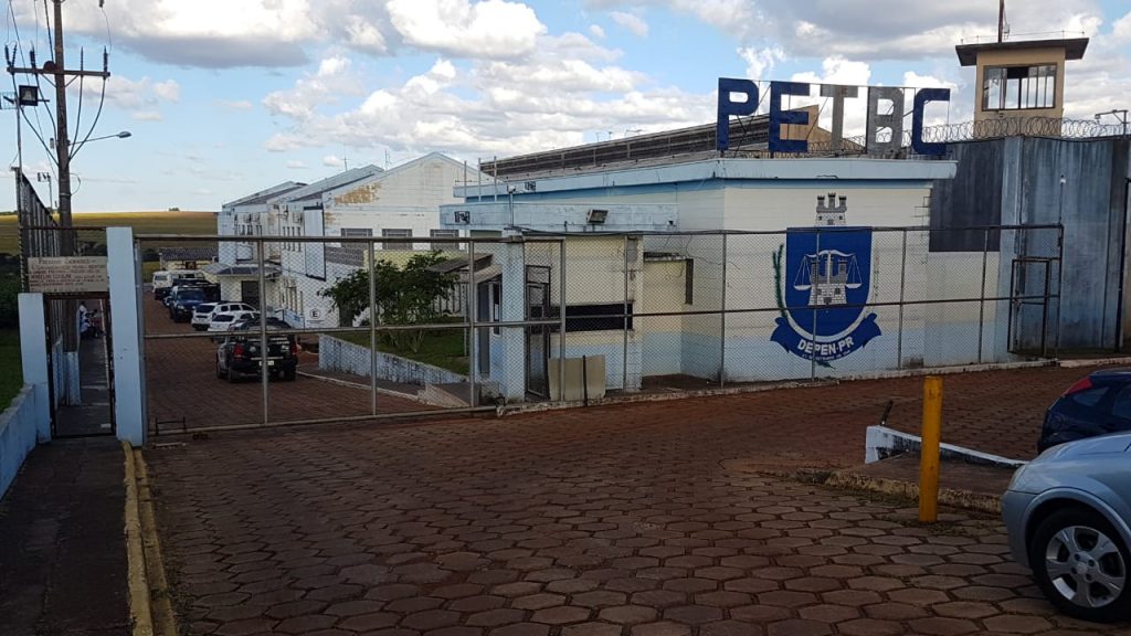 Familiares relatam que presos da PEC estariam recebendo alimentação azeda e com larvas; Depen nega acusações Familiares relatam que presos da PEC estariam recebendo alimentação azeda e com larvas; Depen nega acusações