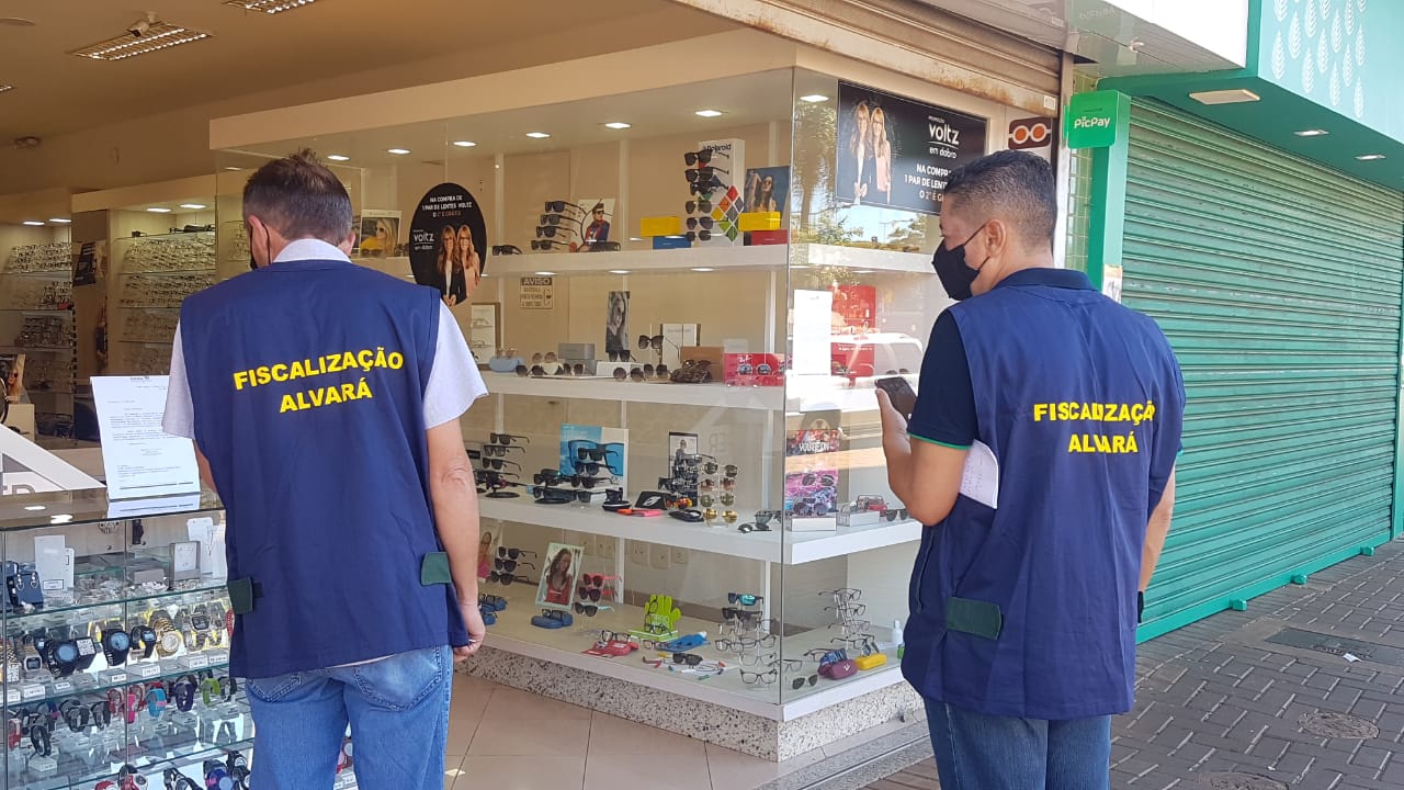 Servidores municipais realizam fiscalização em comércios de Cascavel Imagem referente a Servidores municipais realizam fiscalização em comércios de Cascavel