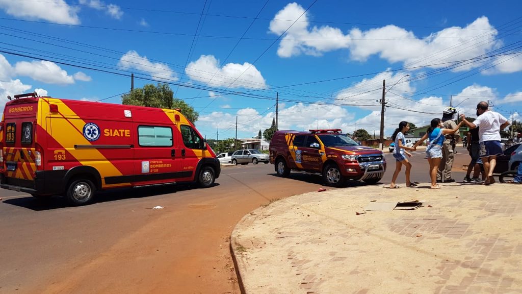Acidente entre carro e moto deixa rapaz ferido na Rua Adolfo Garcia