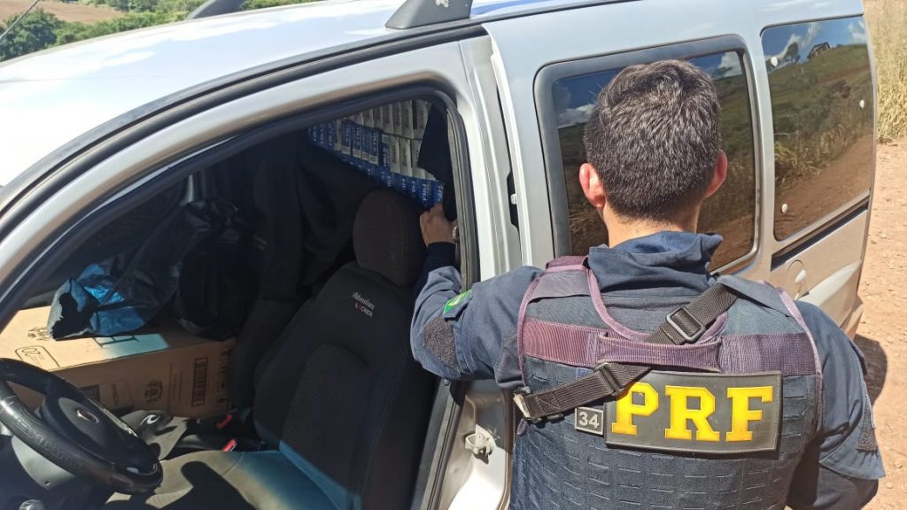 PRF apreende veículo carregado com 17.500 maços de cigarros em Corbélia PRF apreende veículo carregado com 17.500 maços de cigarros em Corbélia