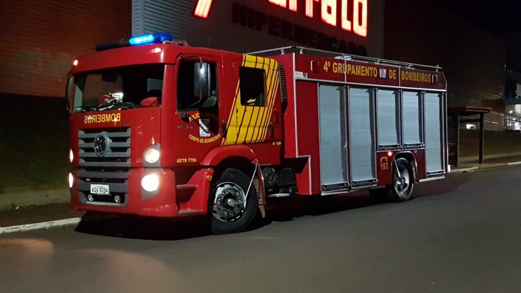 Bombeiros controlam incêndio em vegetação ao lado de campo de futebol no Bairro Brasília Bombeiros controlam incêndio em vegetação ao lado de campo de futebol no Bairro Brasília