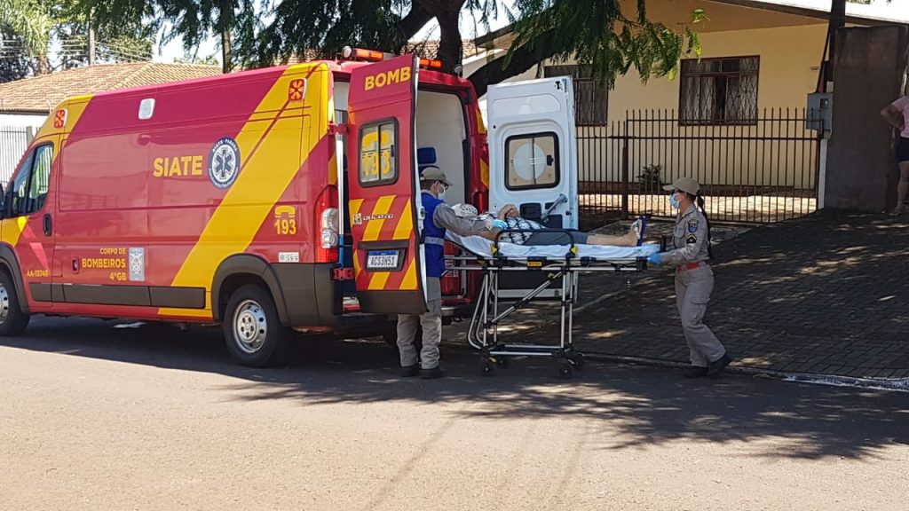 Mulher é socorrida após cair dentro de casa no Bairro Brasília