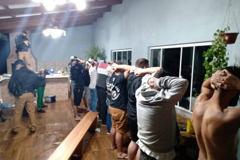 Policiais encerram festa rave clandestina em Guarapuava