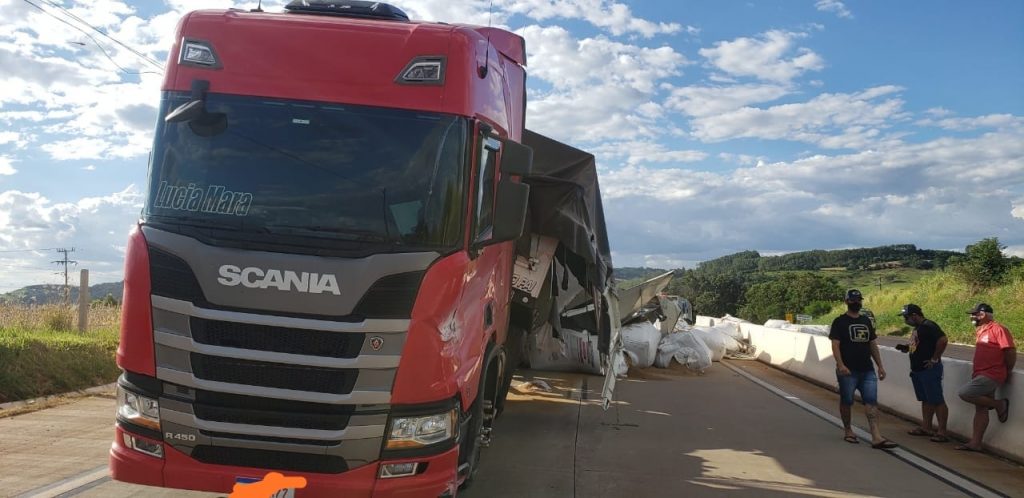 Acidente envolvendo carreta interdita trecho da BR-163