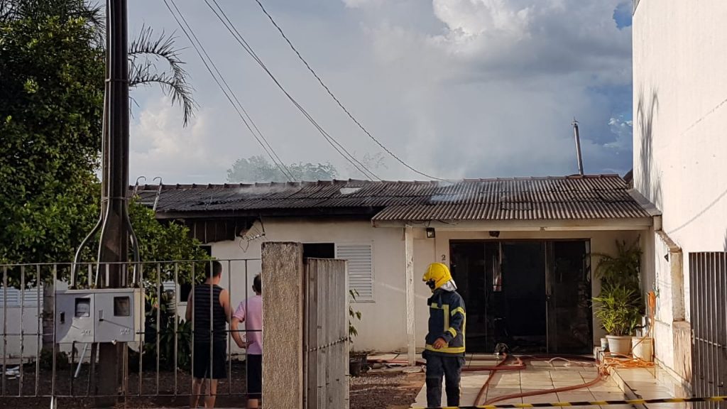 Curto-circuito provoca incêndio em residência no Bairro Cataratas