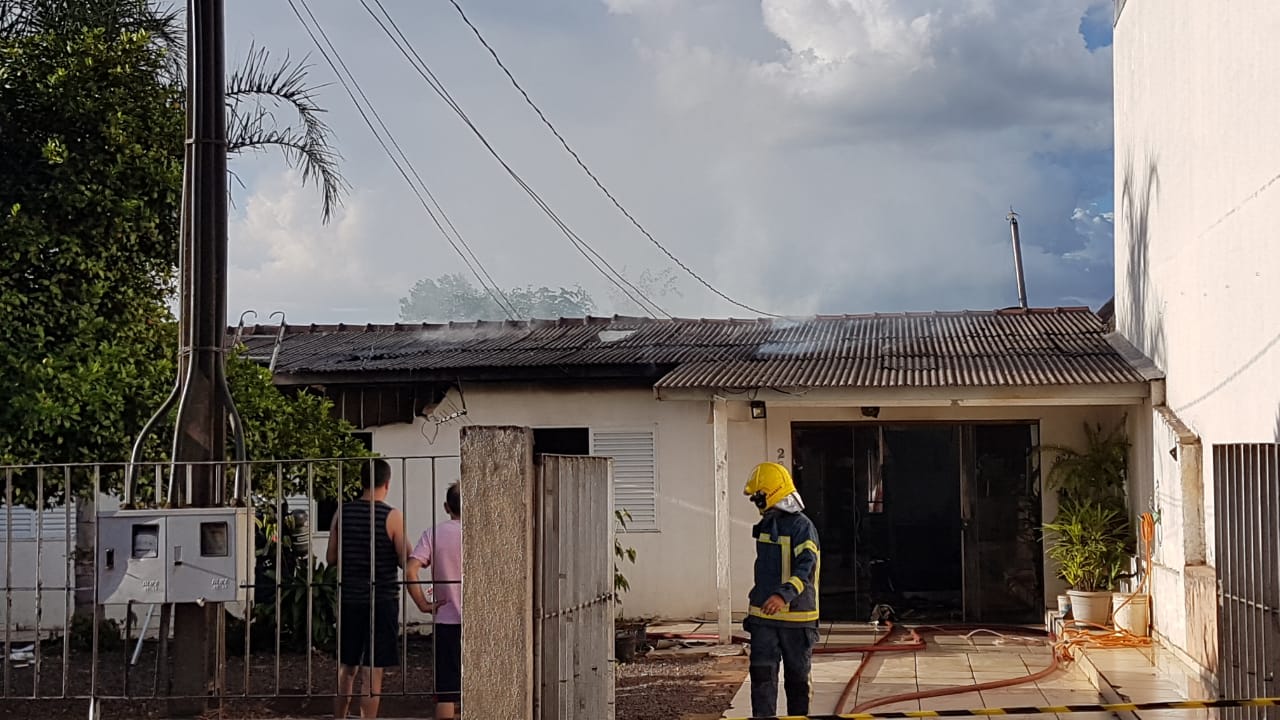 Curto-circuito provoca incêndio em residência no Bairro Cataratas