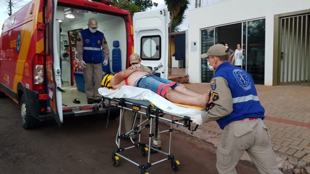 Homem cai do telhado de casa e é socorrido pelo Siate na Rua Sociologia