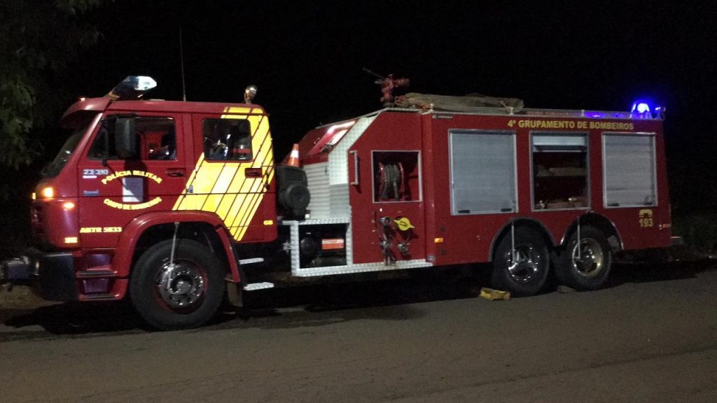 Fogo em lixo e entulhos mobiliza equipe do Corpo de Bombeiros